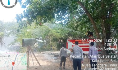 Respon-Cepat-Laporan-Warga,-Personel-Polres-Belu-bersama-Damkar-Padamkan-Api-yang-Membakar-Limbah-Serbuk-Kayu-di-Lafaekfera
