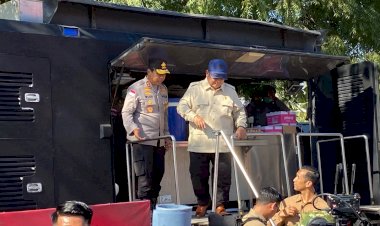 Presiden-Prabowo-Cek-Dapur-Lapangan-Polri-dan-Water-Treatment-di-Posko-Pengungsian-Danga