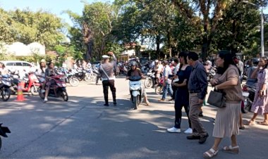 Rutinitas-Jaga-Keamanan-dan-Kelancaran-Lalu-Lintas,-Sat-lantas-Polres-Belu-Turun-Pengamanan-Gereja-saat-Ibadah-Minggu