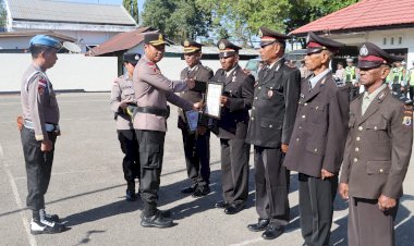 Apresiasi-atas-Jasa-dan-Pengabdian,-Kapolres-Belu-Lepas-Pensiunan-Polri-dan-ASN-dalam-Upacara-dan-Tradisi-Pelepasan-Wisudawan-Purna-Bakti
