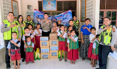 Tanda-Cinta-Kasih-Polri-untuk-Sesama-Jelang-Hari-jadi-Lalu-Lintas-ke-71,-Sat-Lantas-Polres-Belu-Salurkan-Bansos-untuk-Anak-Panti-Asuhan-Susteran-Alma-Atambua