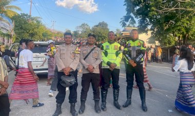 Wujud-Pelayanan-Humanis-Kepolisian,-Sat-Lantas-Polres-Belu-bersama-Polsek-Lamaknen-Kawal-dan-Amankan-Rangkaian-Perayaan-Misa-Syukur-25-Tahun-Imamat