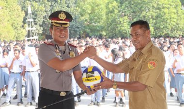 Peduli-Dunia-Pendidikan-dan-Pengembangan-Bakat-Siswa,-Kapolres-Belu-Serahkan-Bantuan-Bola-Voli-untuk-Pelajar-SMAN-1-Atambua