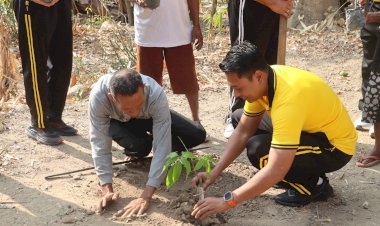 Dari-Kerja-Bakti-Hingga-Tanam-Anakan-Pohon,-Polres-Belu-dan-Jajaran-Serentak-Gelar-Aksi-Green-Policing,-Wujudkan-Ruang-Pubik-yang-Hijau-dan-Bersih