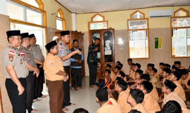 Jumat-Keliling-Wakapolda-NTT:-Salat-Berjemaah,-Sampaikan-Pesan-Kamtibmas,-dan-Sambangi-Pelajar