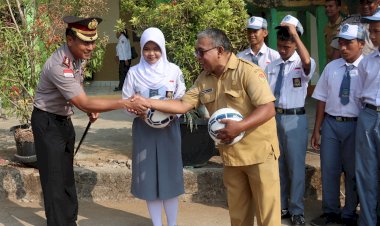 Dari-Kepedulian-untuk-Prestasi,-Kapolres-Belu-Serahkan-Bantuan-Bola-Voli-Dukung-Pengembangan-Bakat-Olahraga-Pelajar-SMKN-1-Atambua