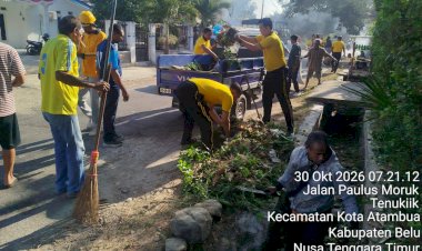 Bersihkan-Drainase-dan-Bahu-Jalan,-Wakapolres-Belu-Ajak-Warga-Tenukik-Jaga-Kebersihan-Lingkungan-Lewat-Aksi-Green-Policing