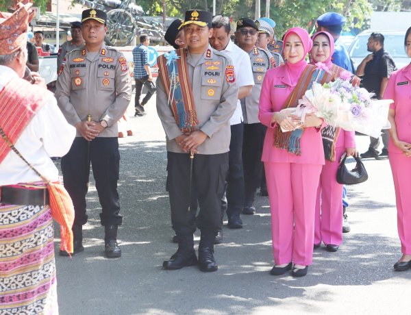 Disambut dengan Sapaan Adat dan Tarian Likurai, Simak Agenda Kunjungan Kerja Perdana Kapolda NTT dan Ketua Bhayangkari Daerah NTT di Polres Belu