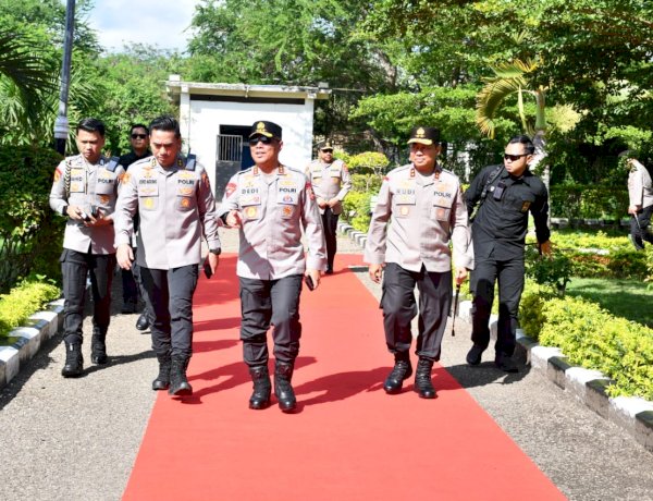 Wakapolri Komjen Pol. Dr. Dedi Prasetyo Tiba di Kupang, Disambut Hangat Kapolda NTT