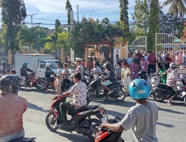 Jamin Keamanan Sekaligus Cegah Laka Lantas, Satuan Lalu Lintas Polres Belu Rutin Atur Lalu Lintas di Gereja Saat Ibadah Minggu