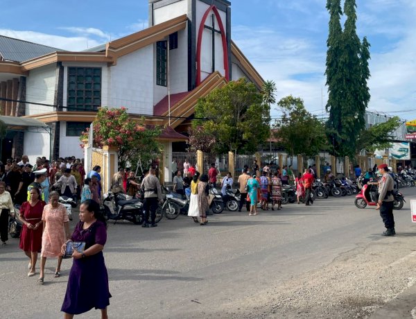 Ibadah Minggu Pasca Natal, Personel Ops Lilin 2025 Polres Belu Turun ke Gereja Beri Keamanan dan Kenyamanan Umat saat Beribadah