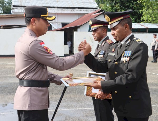 Apresiasi atas Jasa dan Pengabdian, Kapolres Belu Lepas Dua Perwira Terbaik dalam Upacara Wisuda Purna Bakti