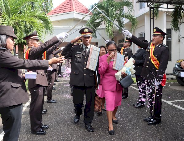Setelah Upacara Wisuda, Kapolres Belu bersama Wakapolres dan Anggota Lepas Dua Perwira Purna Bakti dengan Tradisi Pedang Pora