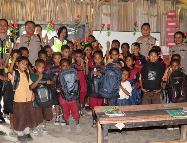 Hadirkan Senyum dan Semangat Belajar di Hari Kasih Sayang, Kapolres Belu Bagikan Perlengkapan Sekolah hingga Coklat untuk Anak-anak SD Swasta Tuan Nurak