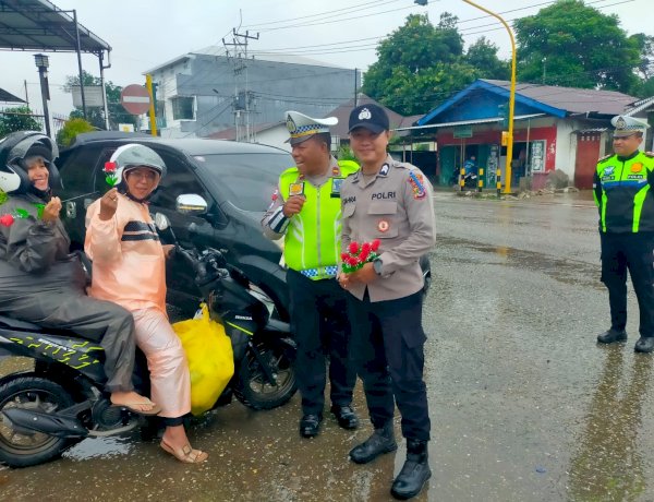 Tanda Cinta Polri di Hari Valentine,  Personel Ops Keselamatan Polres Belu Turun ke Jalan Bagi Bunga ke Pengendara