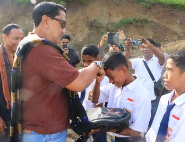 Wakapolda NTT Kunjungi SMPN 48 Sa Ate Gaikiu, Salurkan Bantuan bagi Sekolah Terdampak Bencana