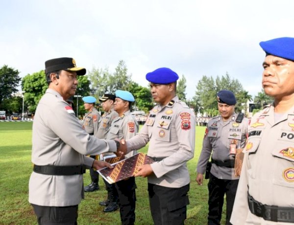 Apresiasi Tinggi Pimpinan: Wakapolda Serahkan Penghargaan Kapolda NTT kepada 32 Personel yang Ukir Prestasi dan Dedikasi
