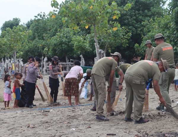 Dukung Gerakan Indonesia ASRI, Polres Belu bersama Brimob dan Bhayangkari Gotong Royong Bereskan Sampah di Kawasan Wisata dan Fasilitas Umum