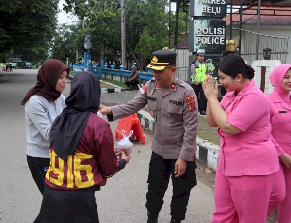 Tebar Kebaikan di Bulan Ramadan 1447 H, Wakapolres Belu bersama Anggota dan Bhayangkari Turun Bagi Takjil Jelang Berbuka Puasa