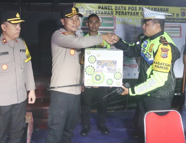 Tinjau Kesiapan Pos Pengamanan Idul Fitri, Kapolres Belu Bersama Ketua Bhayangkari Bagikan Parsel kepada Personel Operasi Ketupat 2026
