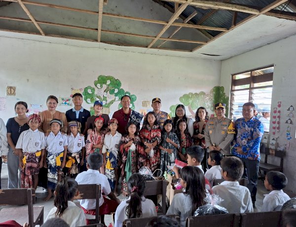 Peduli Pendidikan di Sumba Timur, Wakapolda NTT Beri Bantuan Untuk Siswa dan Sekolah