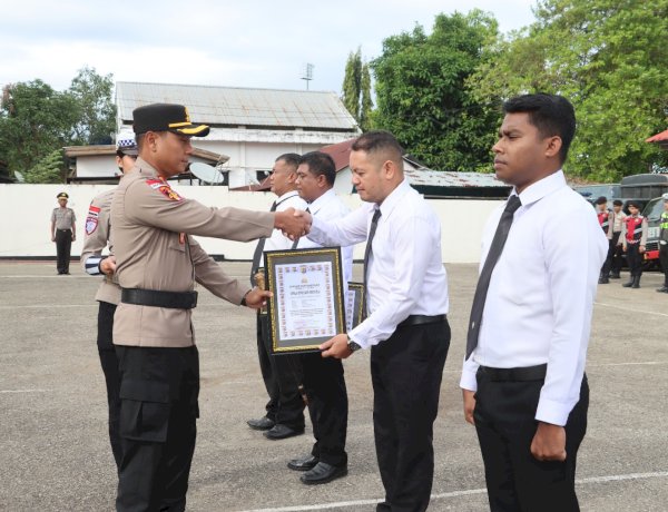 Gagalkan Peredaran 11 Juta Batang Rokok Ilegal di Wilayah Tapal Batas, Empat Personel Sat Intelkam Terima Penghargaan dari Kapolres Belu