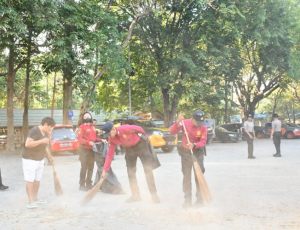 Polda NTT Gelar Bhakti Sosial di Wisata Pantai Lasiana, Wujudkan Gerakan ASRI Bersama Masyarakat
