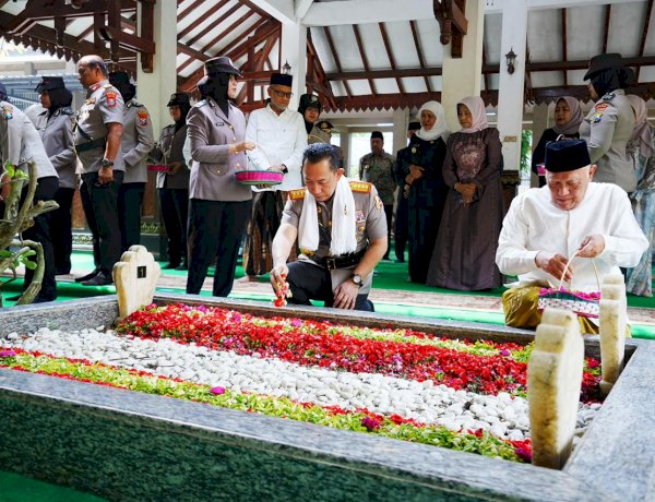 Jelang Hari Bhayangkara, Kapolri Ziarah ke Makam Gus Dur 
