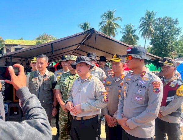 Wakapolda NTT Dampingi Astamaops Kapolri Tinjau Posko Pengungsian Korban Gempa di Reo