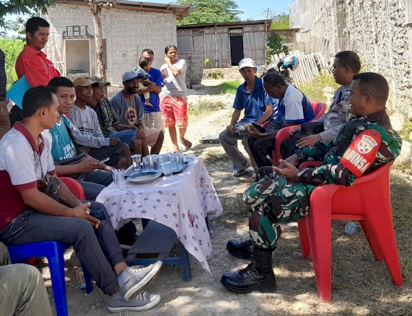 Sambangi ke Wilayah Manumutin, Upaya Bhabinkamtibmas Polres Belu dan Babinsa Ciptakan Situasi Aman di Wilayah Binaannya