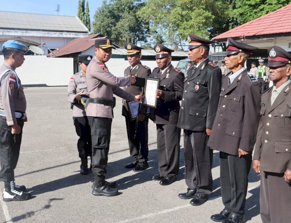 Apresiasi atas Jasa dan Pengabdian, Kapolres Belu Lepas Pensiunan Polri dan ASN dalam Upacara dan Tradisi Pelepasan Wisudawan Purna Bakti