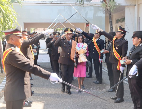 Setelah Upacara, Kapolres Belu bersama Wakapolres dan Anggota Lepas Wisudawan Purna Bakti dengan Tradisi Pedang Pora