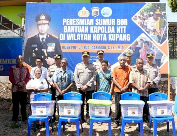 Resmikan Delapan Titik Sumur Bor, Kapolda NTT Salurkan Bansos kepada Warga Kelurahan Belo