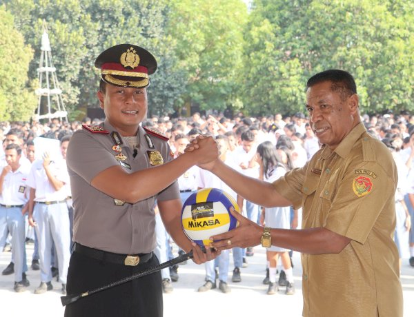 Peduli Dunia Pendidikan dan Pengembangan Bakat Siswa, Kapolres Belu Serahkan Bantuan Bola Voli untuk Pelajar SMAN 1 Atambua