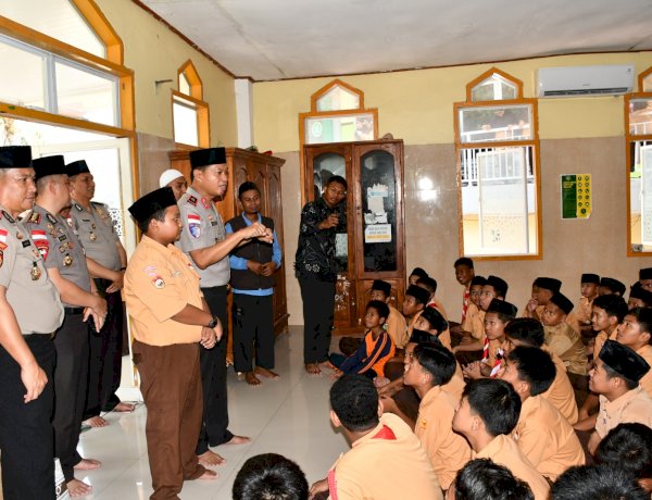 Jumat Keliling Wakapolda NTT: Salat Berjemaah, Sampaikan Pesan Kamtibmas, dan Sambangi Pelajar