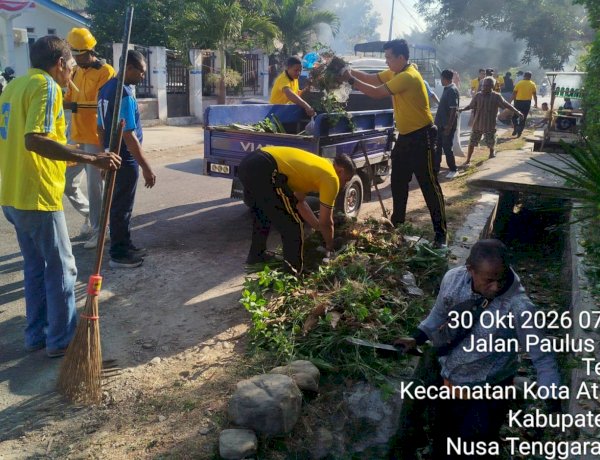 Bersihkan Drainase dan Bahu Jalan, Wakapolres Belu Ajak Warga Tenukik Jaga Kebersihan Lingkungan Lewat Aksi Green Policing