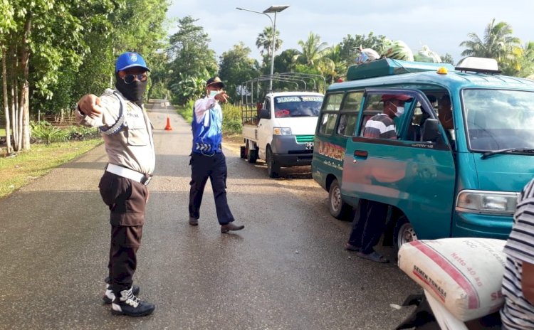 Tangkal Covid-19, Polsek Raimanuk Bersama Tim Gugus Tugas Kecamatan Rutin Cek Kendaraan yang Datang dari Malaka