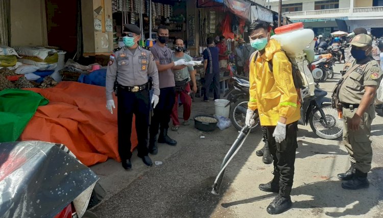Satgas Aman Nusa II Polres Belu Bersama Tim Gugus Tugas Covid-19, Semprot Disinfektan di Pasar dan Perumahan Warga