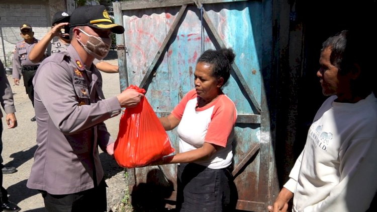 Kapolres Belu Pimpin Anggota Salurkan 10 Ton Beras Bantuan Polri untuk Masyarakat Terdampak Covid-19