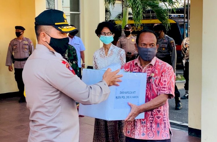 Kapolda NTT Serahkan Bantuan APD untuk Gugus Tugas Covid-19 Kabupaten Belu