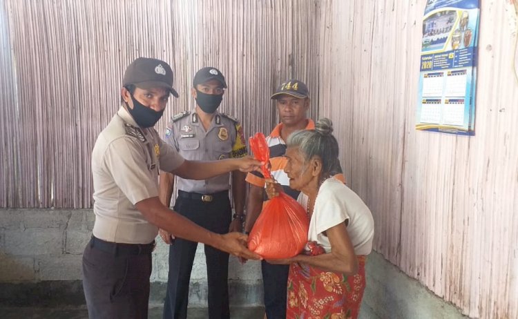 Jelang Hari Bhayangkara ke 74, Polsek Kakuluk Mesak Menyebar ke 3 Desa Salurkan Beras untuk Warga Kurang Mampu