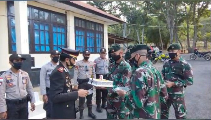 Video: Wujud Sinergitas, Satgas Pamtas Yon Raider 142/KJ Beri Kado untuk Polsek Tasifeto Timur di Hari Bhayangkara ke 74