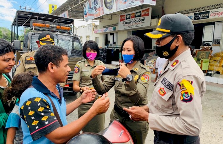Disiplinkan Masyarakat Lewat Operasi Yustisi, Polres Belu Bareng Sat Pol PP Kembali Bagi Masker dan Imbau Disiplin 3 M