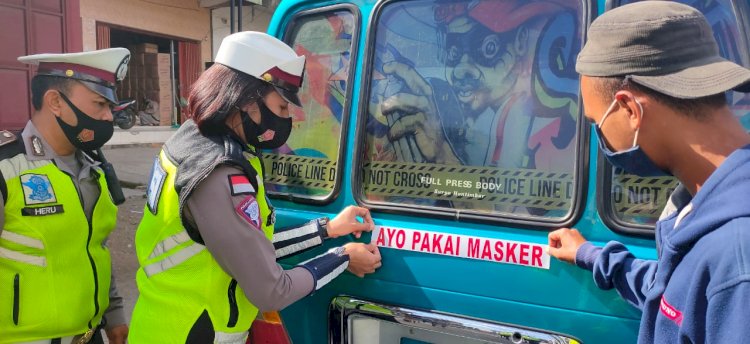 Tumbuhkan Kesadaran Masyarakat, Sat Lantas Polres Belu Tempel Stiker Ayo Pakai Masker di Kendaraan Umum