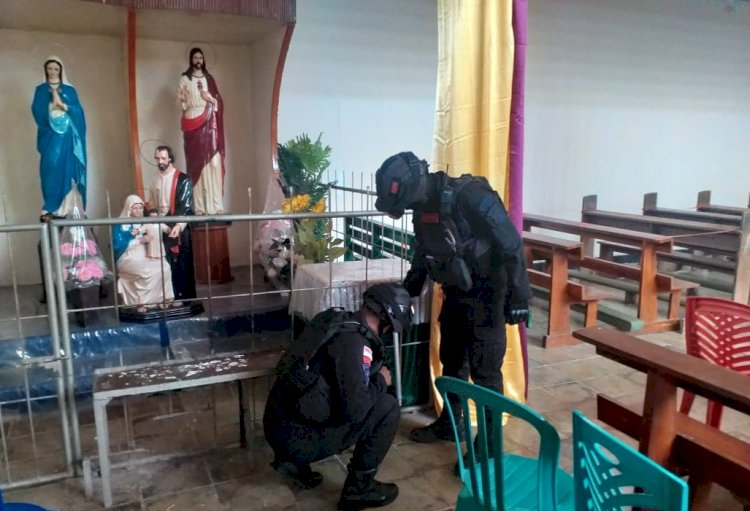 Cegah Gangguan Saat Misa Natal, Brimob Kompi 2 Batalyon A Pelopor Belu Lakukan Sterilisasi di Gereja