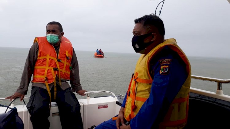 Perluas Area Pencarian, Anggota Polres Belu Bersama Tim SAR Gabungan Kembali Cari Nelayan yang Hilang