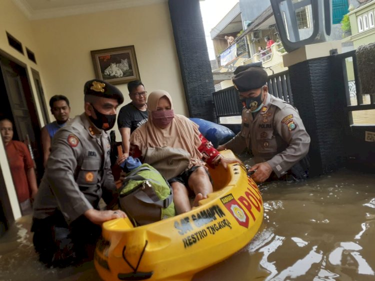 Wujud Negara Hadir, Personel TNI-Polri Dikerahkan Bantu Korban Banjir
