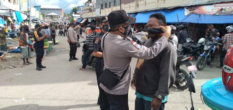 Turun ke Jalan, Sat Binmas Polres Belu Bareng Senkom Bagi Masker dan Sosialisasi 5 M Cegah Covid-19