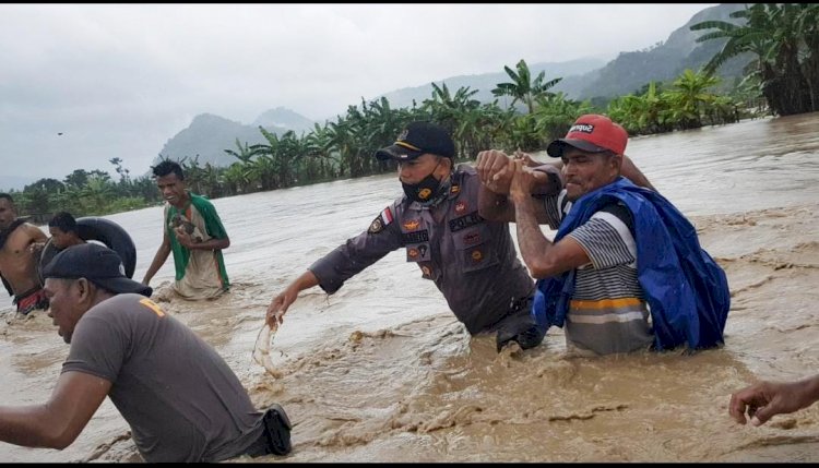 Video, Momen Dramatis Kapolsek Raihat dan Anggota Evakuasi Delapan Warga yang Terjebak Banjir di Sawah