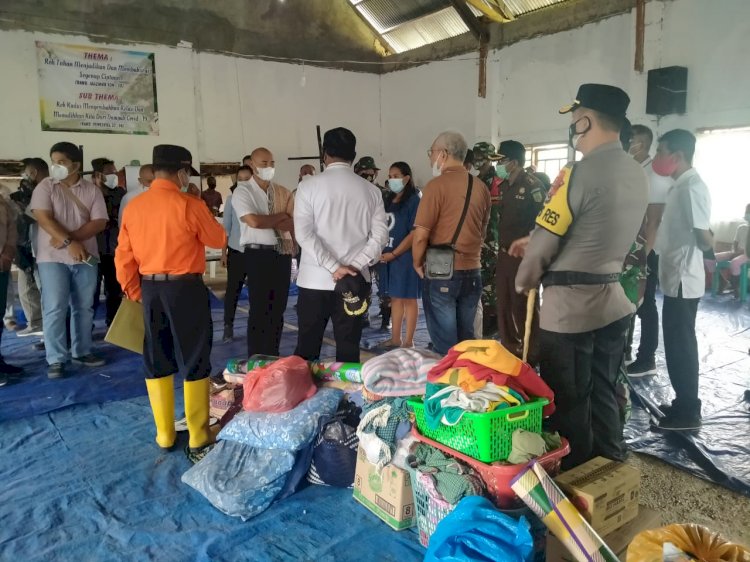 Kapolres Belu Dampingi Gubernur NTT Tinjau Warga Terdampak Banjir di Desa Tasaain